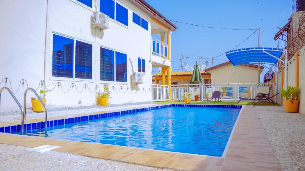 阿克拉Pool House Retreat in Accra的房屋前的游泳池