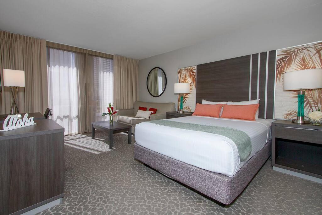 檀香山Modern studio Across From Hilton lagoon beach PW920的酒店客房设有一张大床和一台电视。