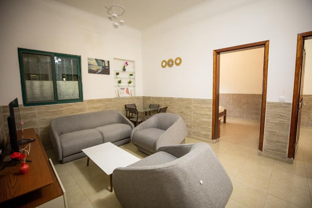 圣多美YUPOP APARTAMENTO的客厅配有两把椅子和一张桌子