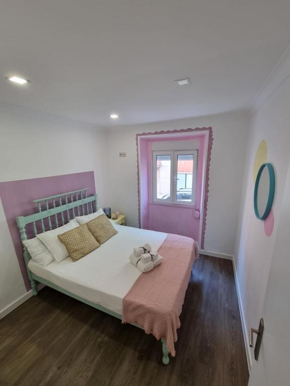 里斯本Near Parque Eduardo VII的一间卧室配有一张带粉红色门的床