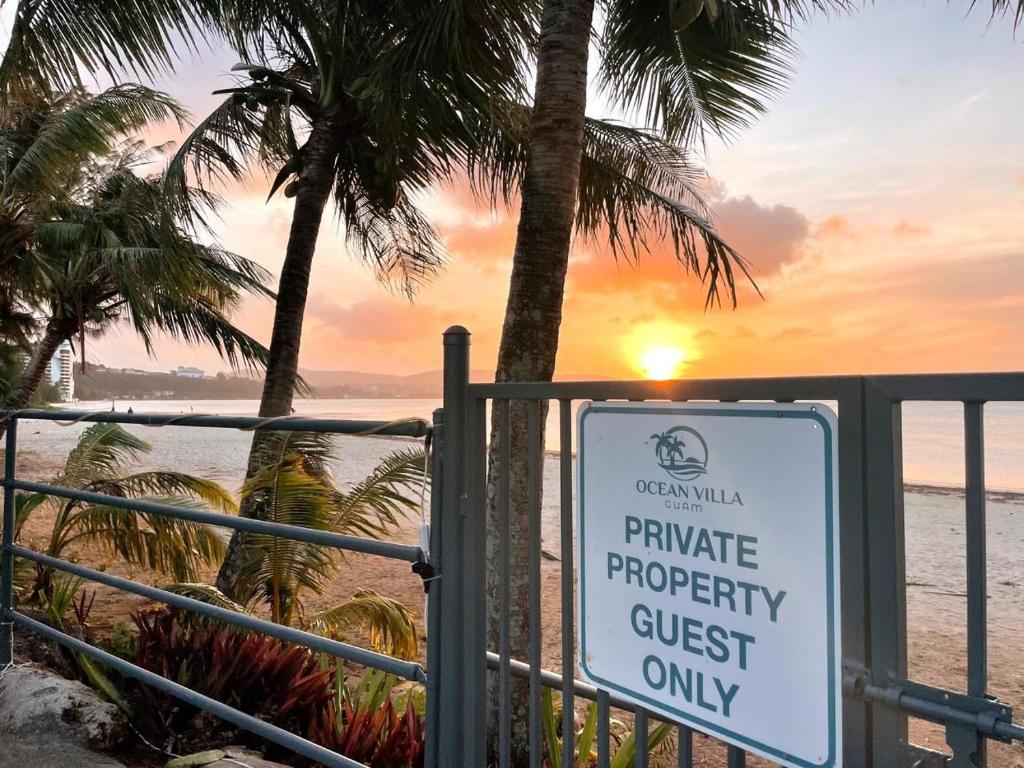 塔穆宁Ocean Villa Guam的仅在海滩上读私人酒店客人的标志