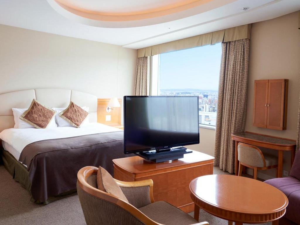 札幌札幌王子酒店的配有一张床和一台平面电视的酒店客房