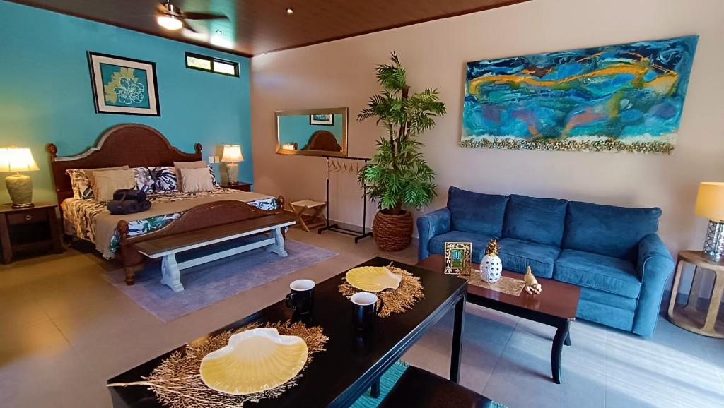 塔马林多Suite Dream Blue的客厅配有蓝色的沙发和床。