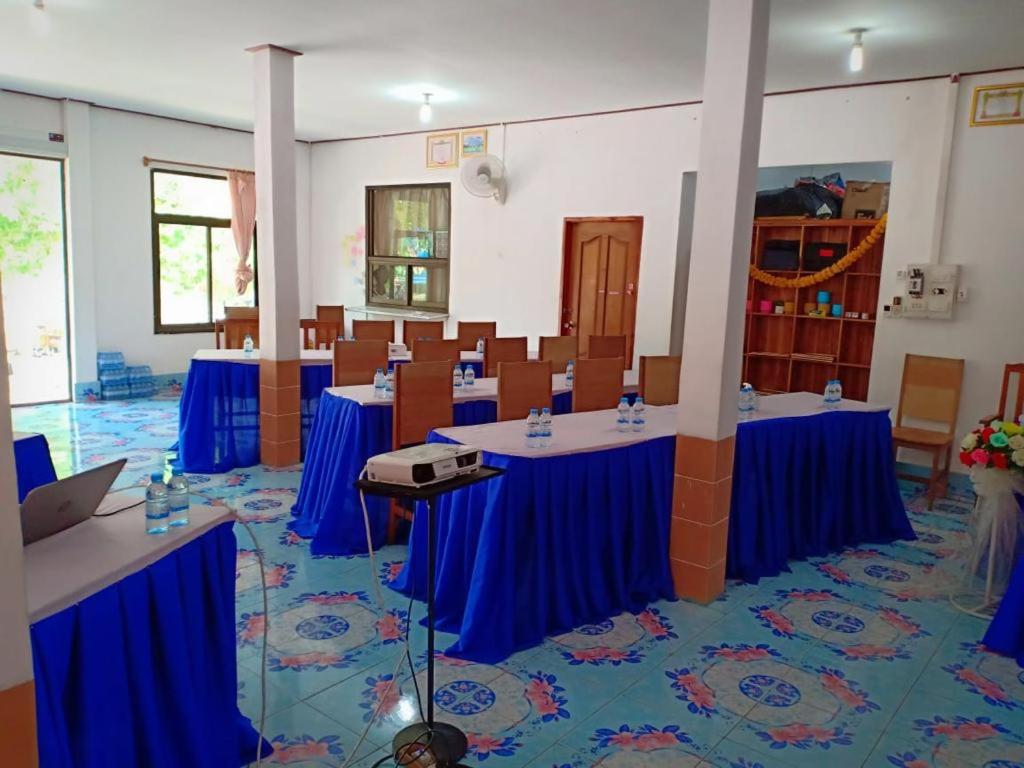 万象Soutchai Resort的一间会议室,配有蓝色的桌椅