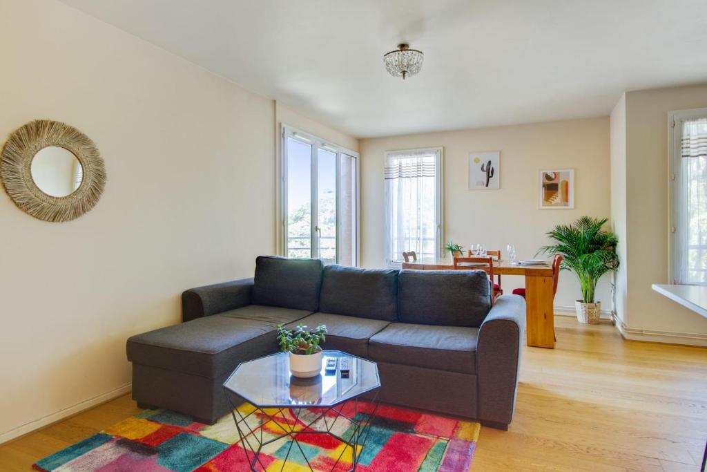 阿斯克新城Bright one-bedroom in Villeneuve-d'Ascq - Welkeys的客厅配有沙发和桌子