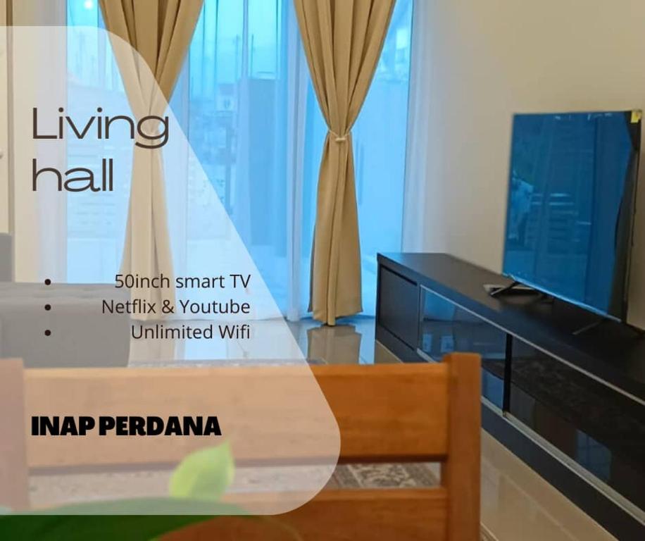 宋溪Inap Perdana Sungkai, Perak的客厅配有书桌和电视。