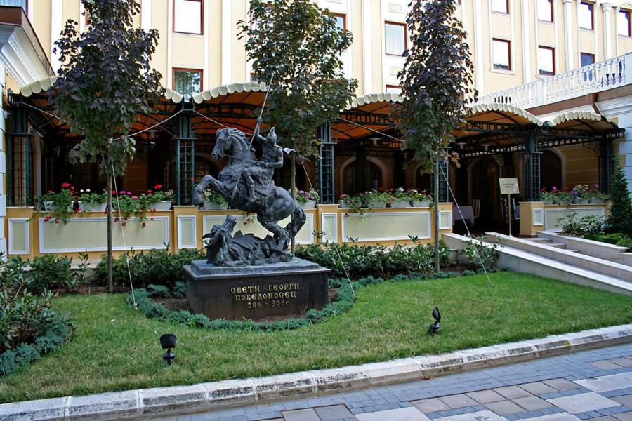 SilistraDanube Hotel & Spa的建筑前草上的雕像