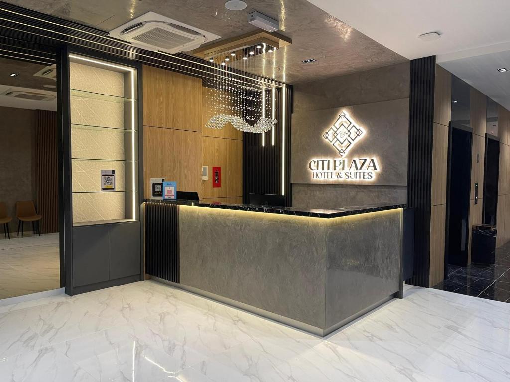 瓜拉丁加奴DJ Citi Plaza Hotel & Suites的大楼内带前台大堂