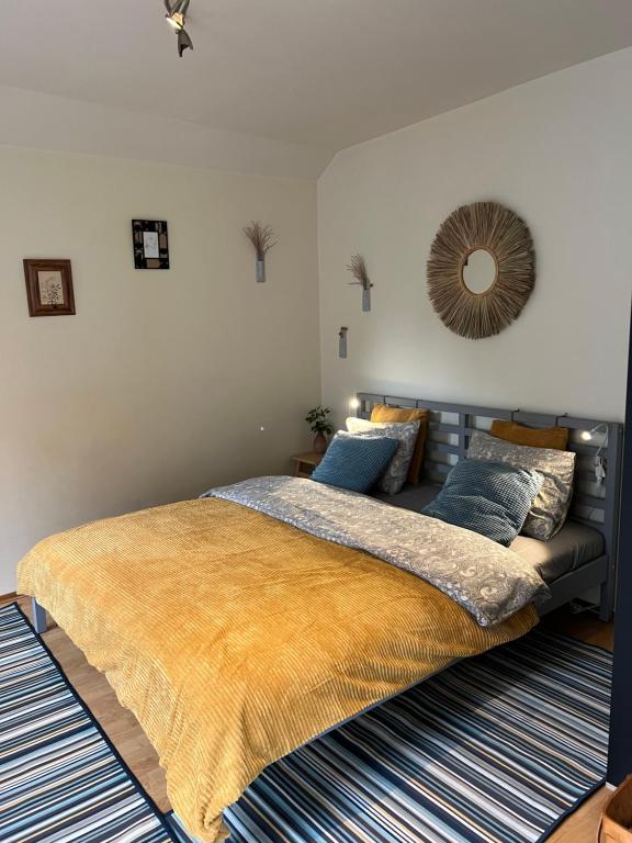 考纳斯Center studio hause的一间卧室配有一张带蓝色枕头的大床