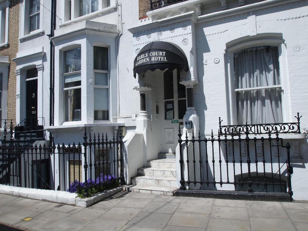 伦敦伯爵府花园酒店的白色的房子,有黑色的大门和楼梯