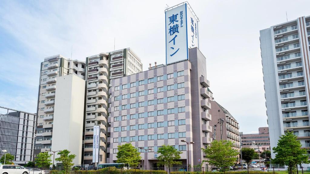 福岛Toyoko Inn Fukushima eki Nishi guchi的上面有标志的建筑