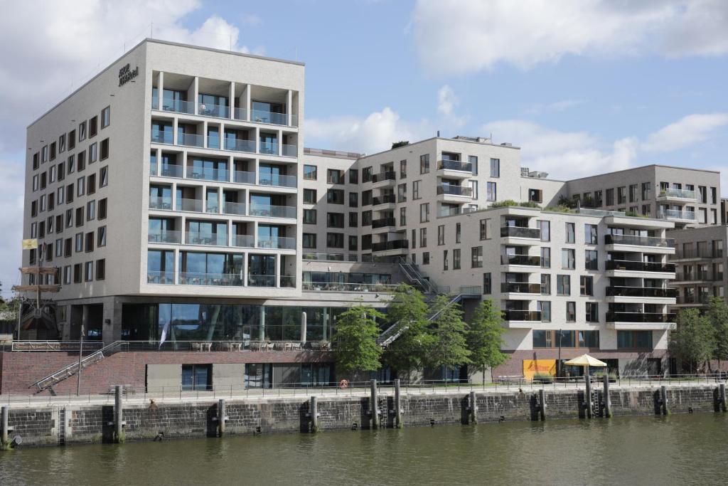 汉堡汉堡港口新城JUFA酒店的一群靠近水体的建筑物