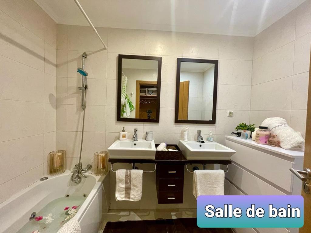奥良Belle suite / belles vacances的浴室设有2个水槽、浴缸和镜子。