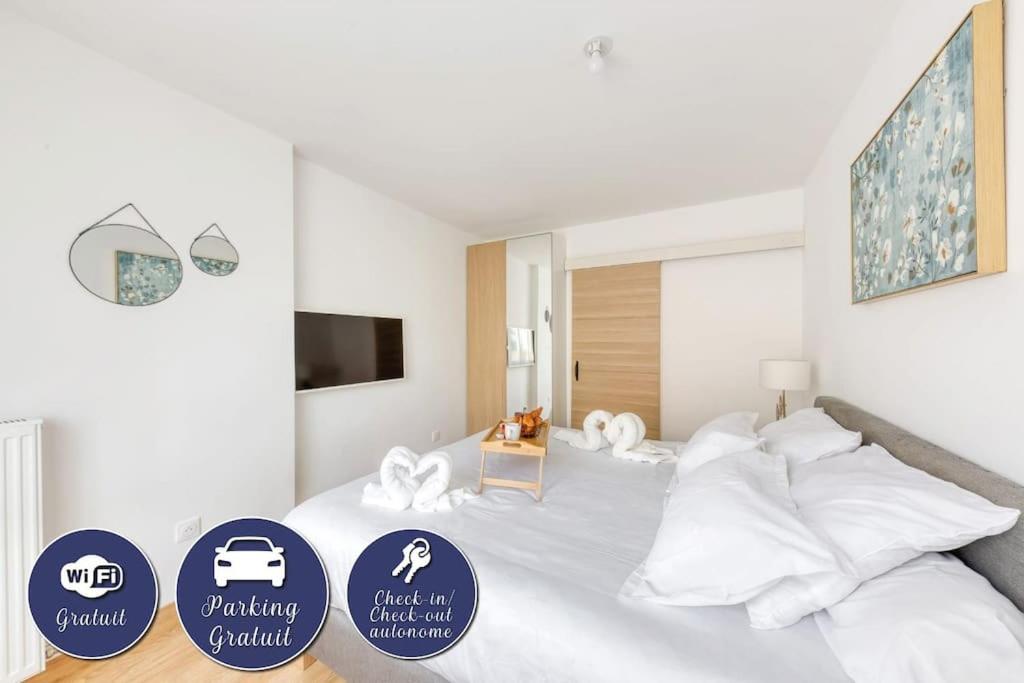 基扬古尔L'élégant T2 proche de Versailles et de Paris的一间卧室配有带白色床单和枕头的床。