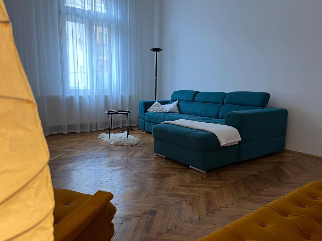 塞格德Schäffer Palace的客厅配有蓝色的沙发和桌子