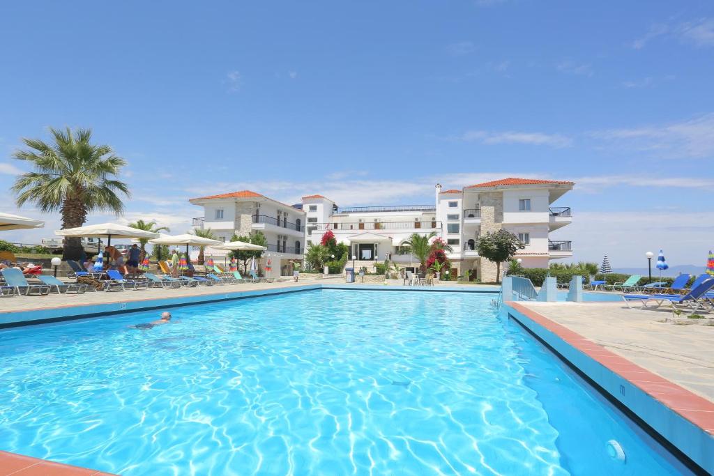 卡尼奥提山顶酒店的度假村的游泳池,有人游泳