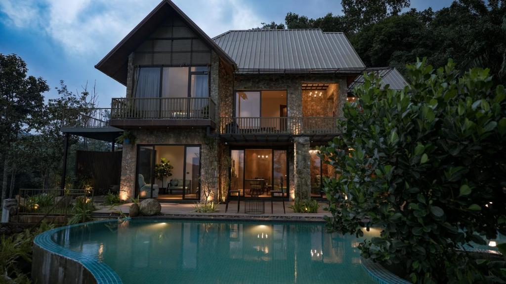 瓦加蒙Tea & Tranquility的房屋前有游泳池的房子
