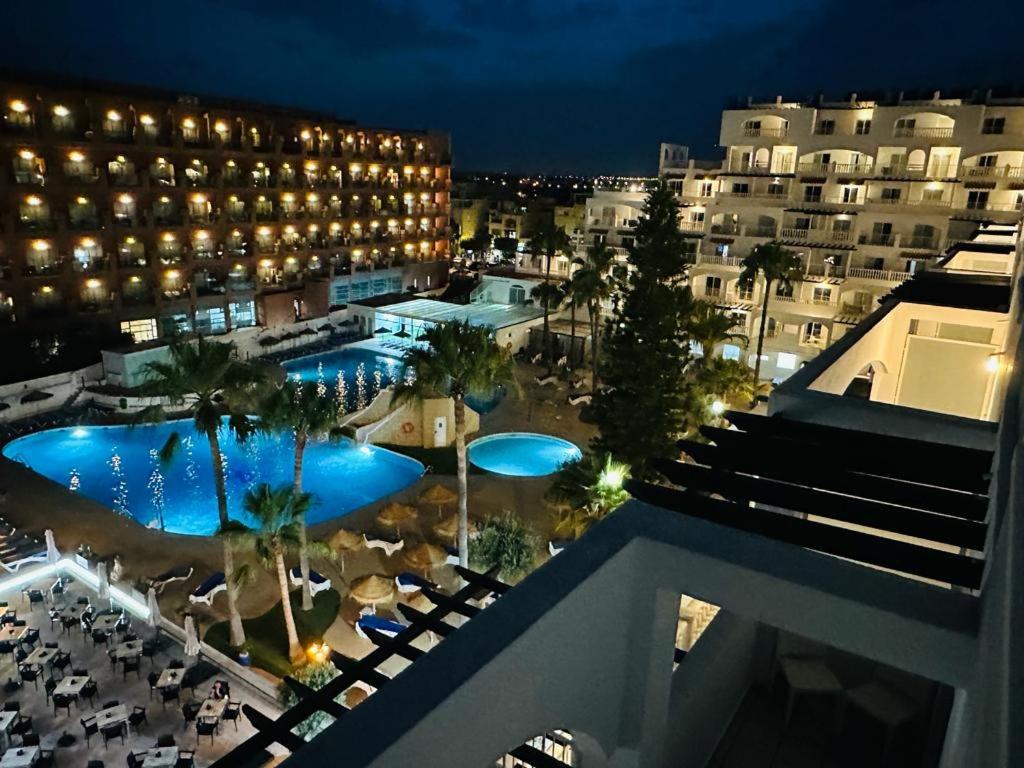 滨海罗克塔斯巴伊亚塞琳娜酒店的享有酒店夜间泳池的景色