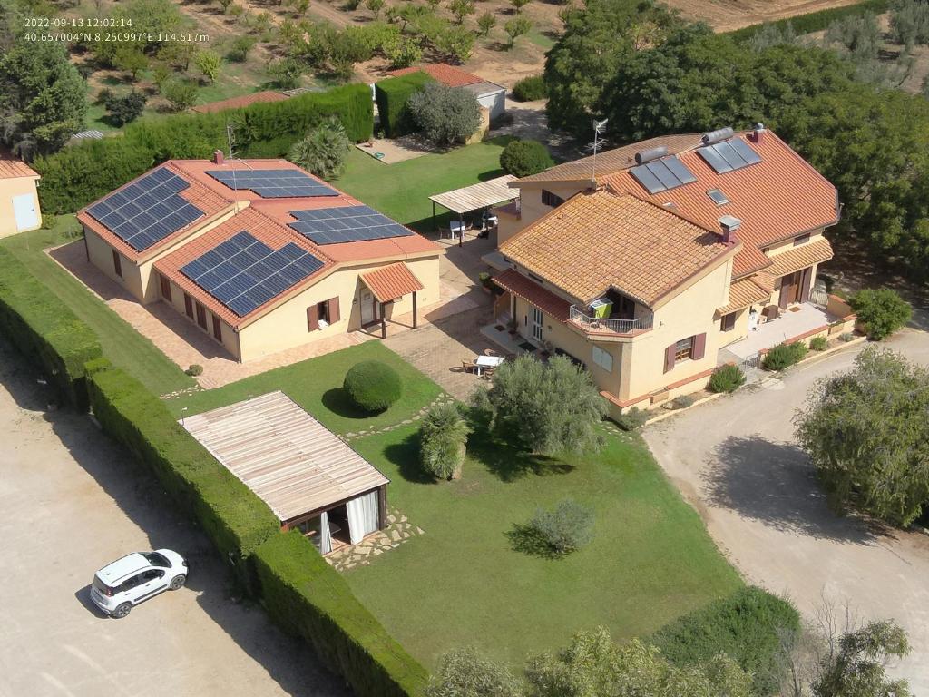 圣塔·马里亚·迪·帕尔玛Bonsai B&B Alghero的屋顶上太阳能电池板房子的空中景观