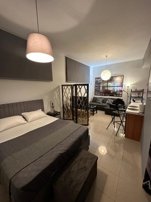 雅典Elegant Escapes 5的一间卧室设有一张床和一间客厅。