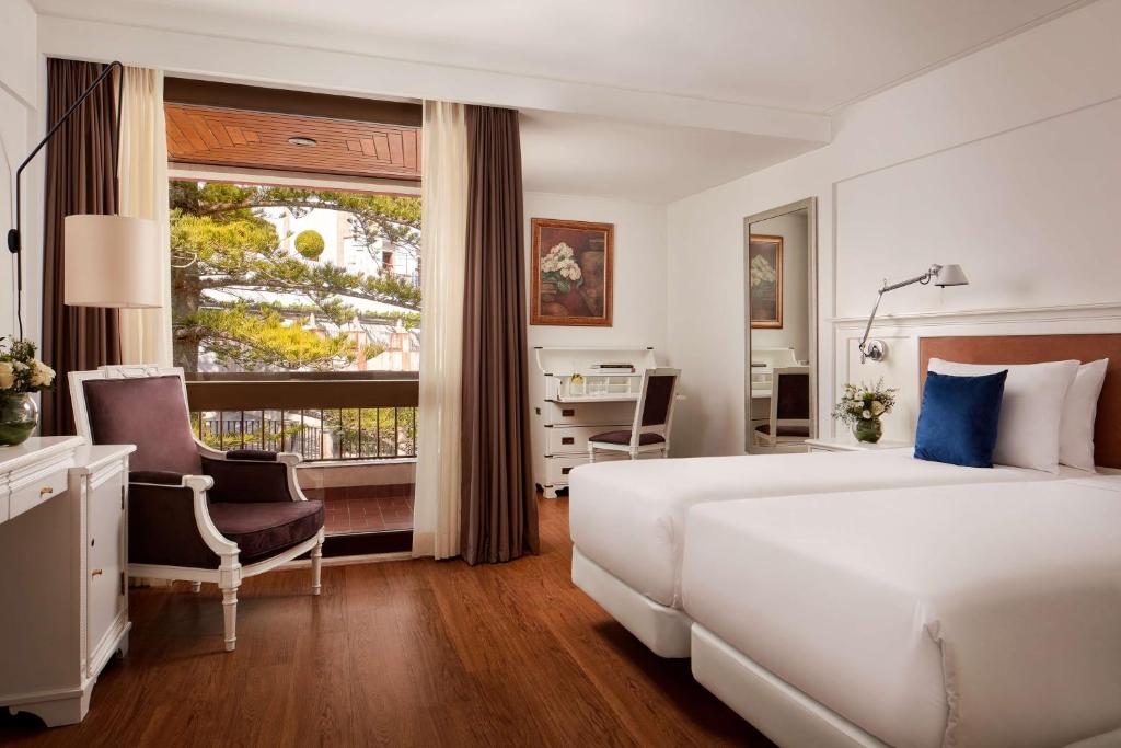 辛特拉NH Sintra Centro的卧室设有一张白色大床和一扇窗户。