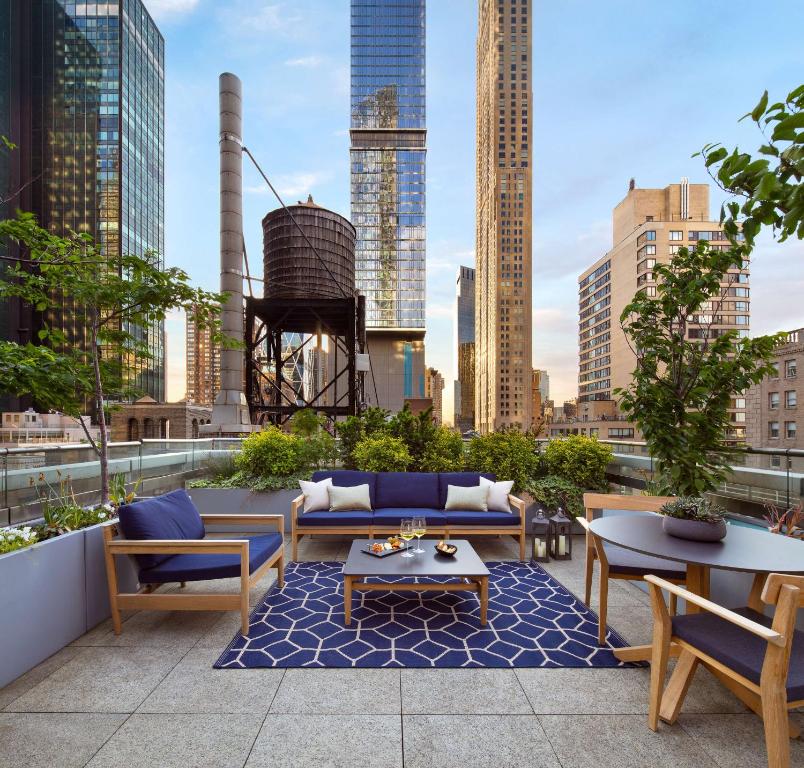 纽约纽约凯悦酒店的带家具的屋顶露台,享有城市美景