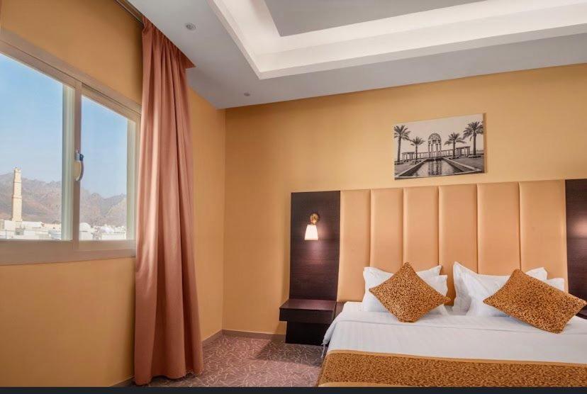 哈伊勒سكناي صلاح الدين的酒店客房设有床和窗户。