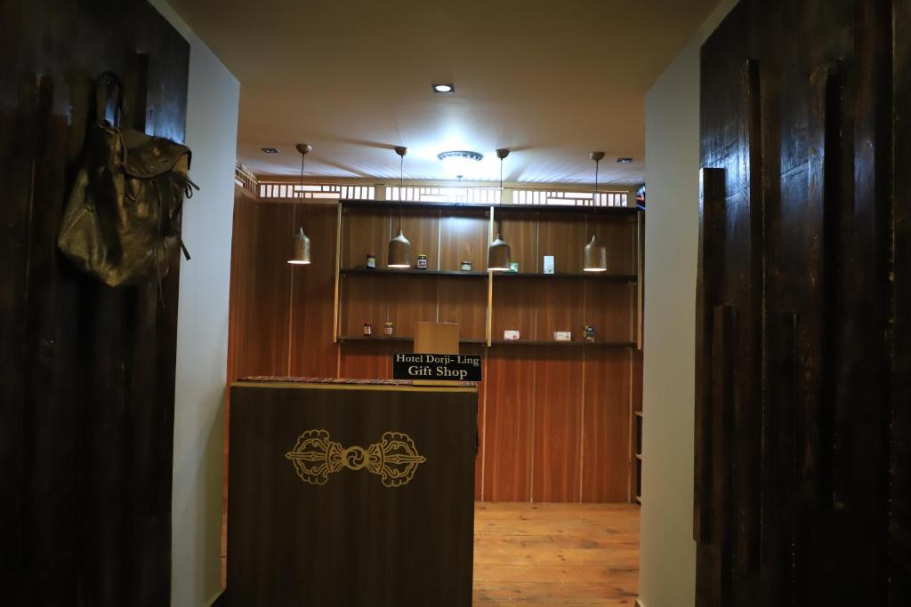 帕罗Hotel Dorjiling的一间设有木镶板的房间和一个带标志的讲台
