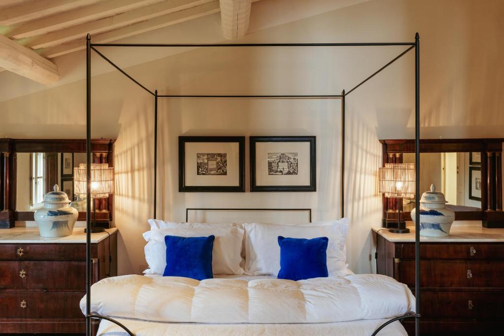 芬奇Exclusive Wine Resort - Villa Dianella的一间卧室配有一张带蓝色枕头的天蓬床