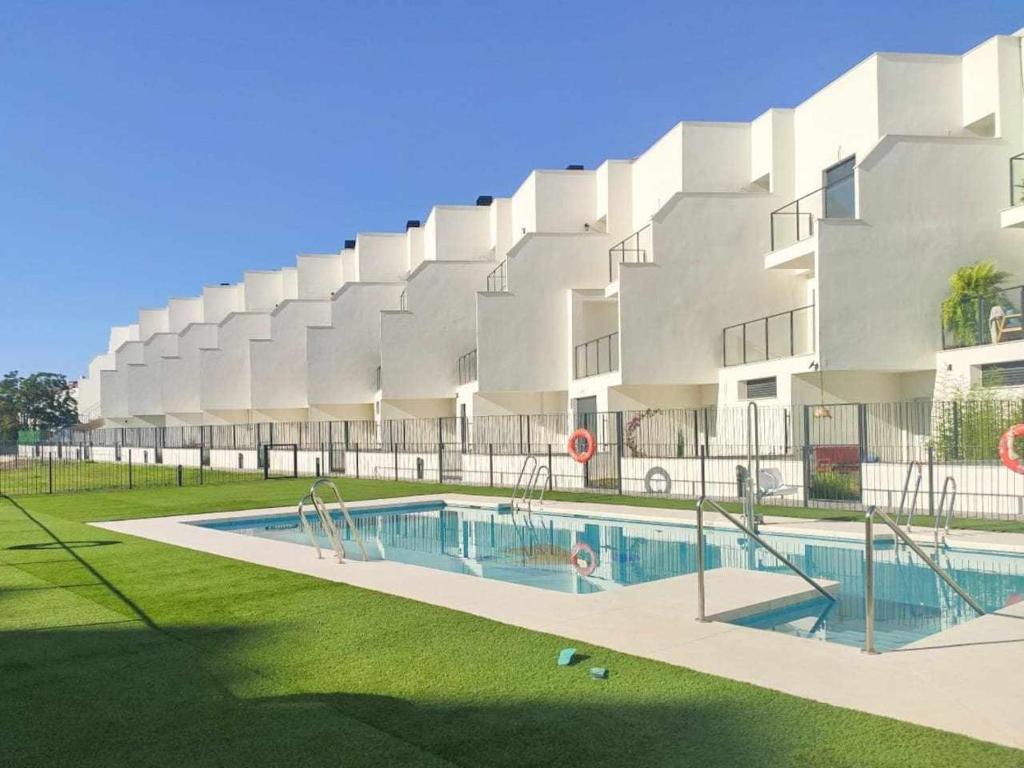 贝纳尔马德纳Sea Views Villa Benalmádena ComoTuCasa的一座建筑前面设有游泳池