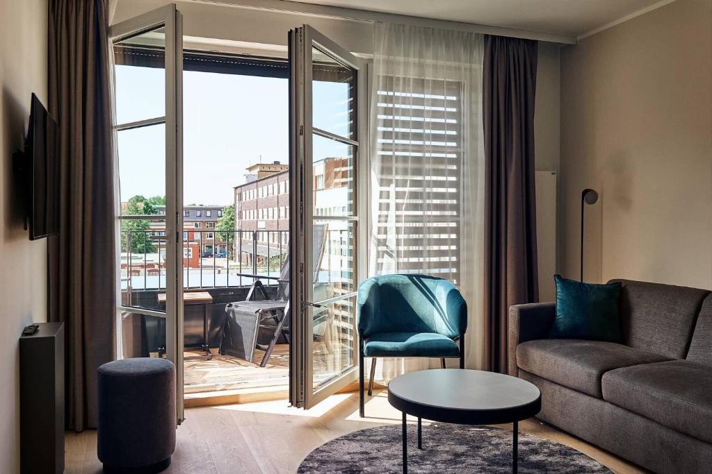 汉堡Makro Apartments的带沙发的客厅和阳台美景