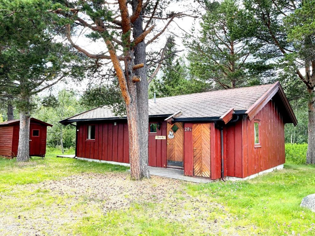 耶卢Ådnebu by Norgesbooking - cabin with 3 bedrooms的树丛中的红棚
