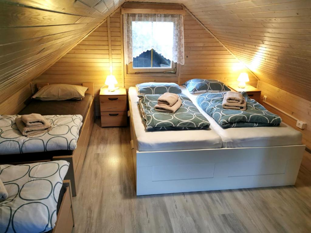 卡特兹奥布萨维Cosy Retreat Čatež的小木屋内一间卧室,配有两张床