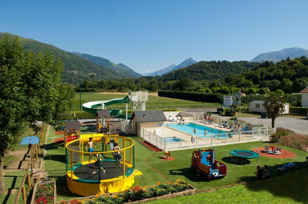 阿戈斯维达洛斯Camping La Châtaigneraie的享有水上公园空中美景,设有游泳池