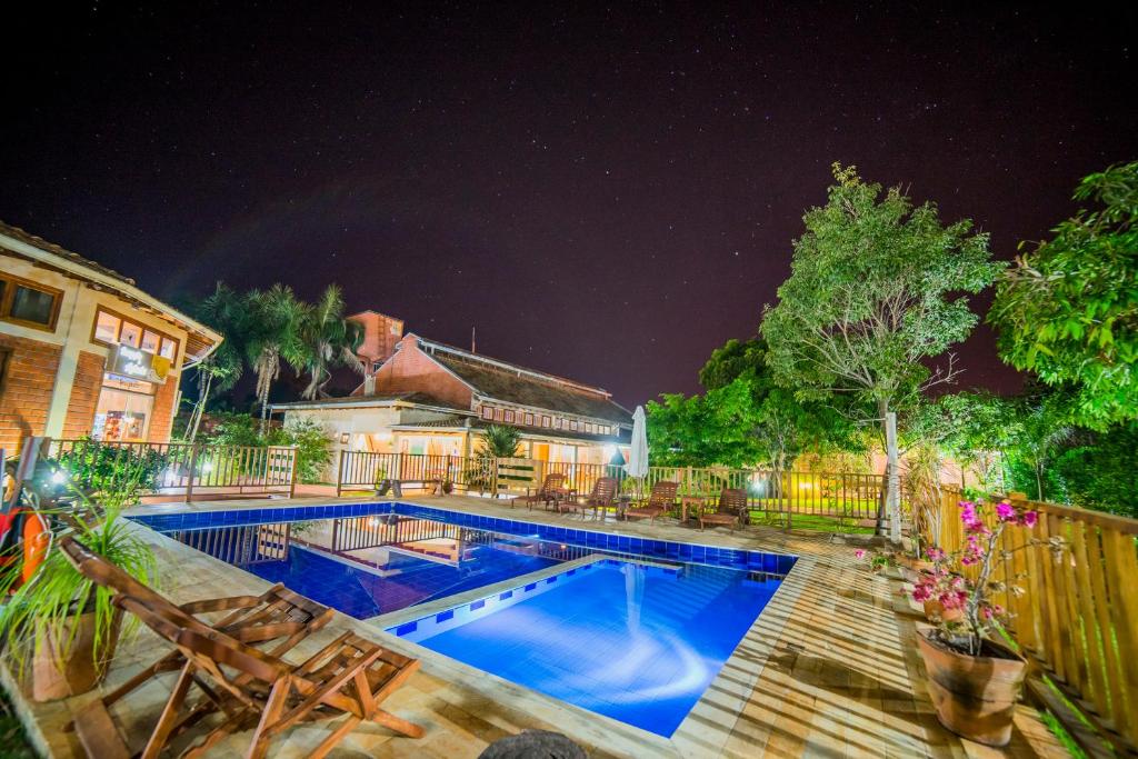 博尼图加利亚阿特斯旅馆的夜间在院子里的游泳池