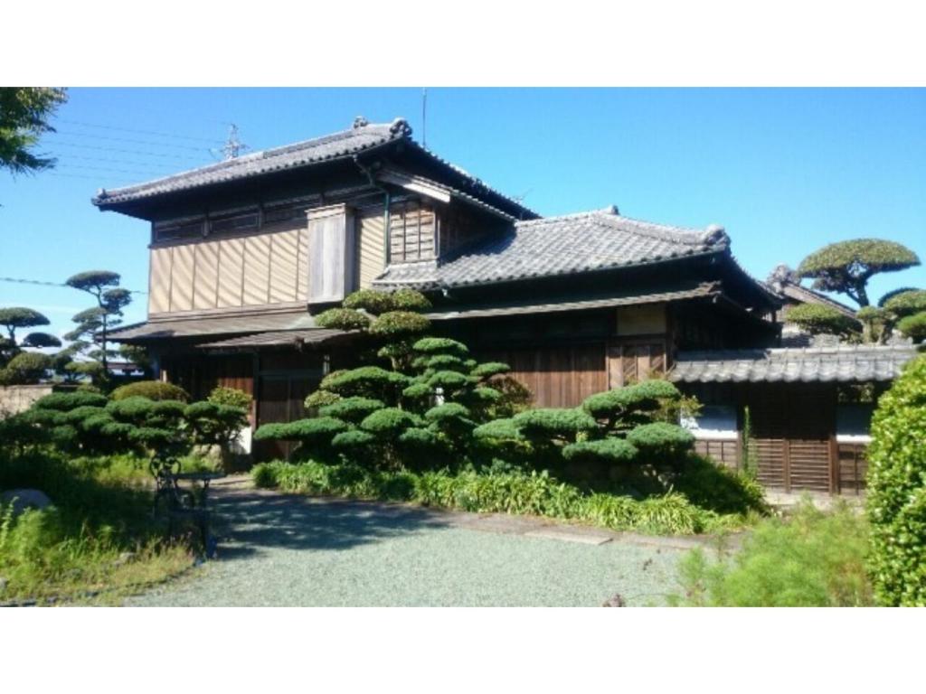 MitoyoKacho-en / Vacation STAY 1048的一座日本房子前面有树木