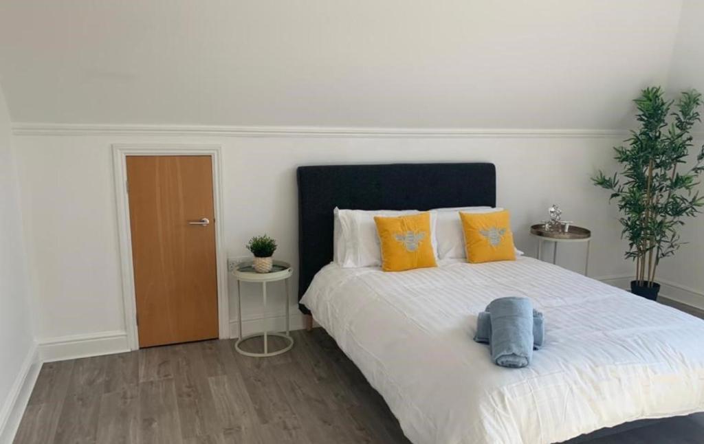 阿德尔斯通Addlestone - Large Stunning 2 bed room Apartment的一间卧室配有一张带橙色和蓝色枕头的大床