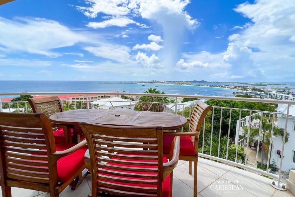 辛普森湾Villa Sea Forever @ Pelican Key - Paradise Awaits!的海景阳台上的桌椅