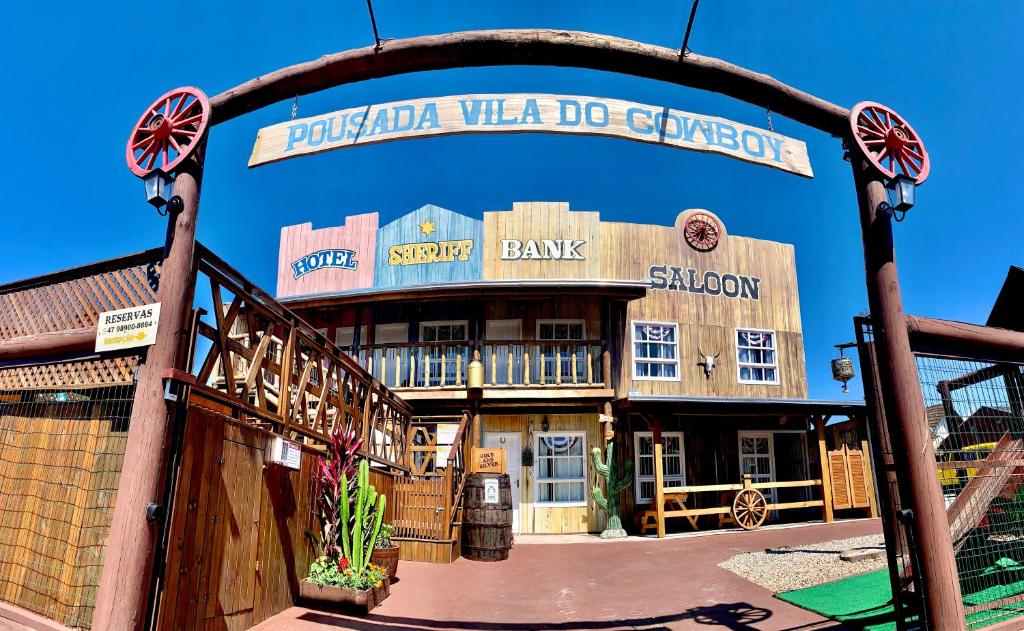 佩尼亚Pousada Vila do Cowboy的一座建筑,上面有读水牛的标志