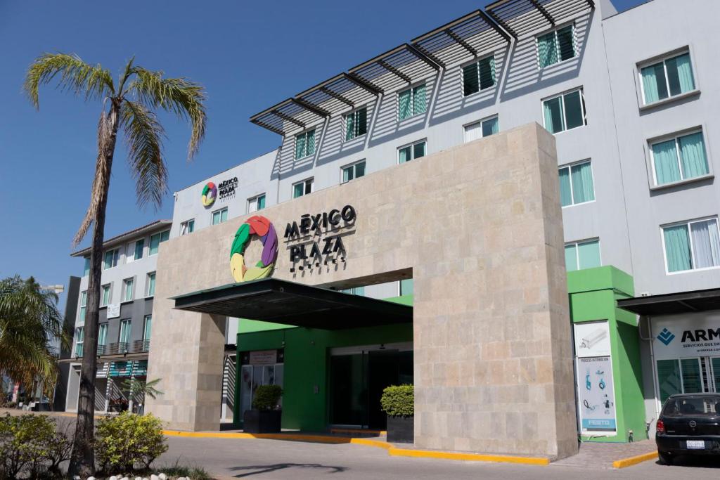 伊拉普阿托Hotel México Plaza Irapuato的前面有标志的酒店