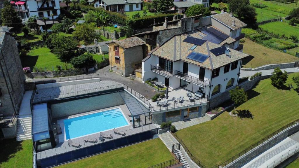 松德里奥Guest House Le Cassandre的享有带游泳池的房屋的空中景致