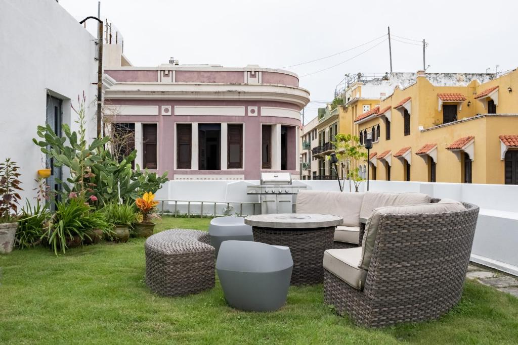 圣胡安Luxury Home - Rooftop Garden - Heart of Old San Juan的草地上带桌椅的天井