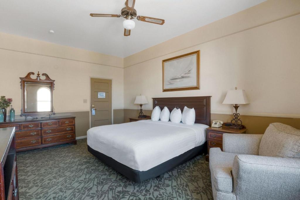 普雷斯科特圣米迦勒酒店的酒店客房,配有床和沙发