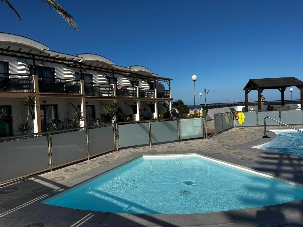 科斯塔德安提瓜Apartamento BLUE OCEAN Complex Amaya Fuerteventura的建筑物屋顶上的游泳池