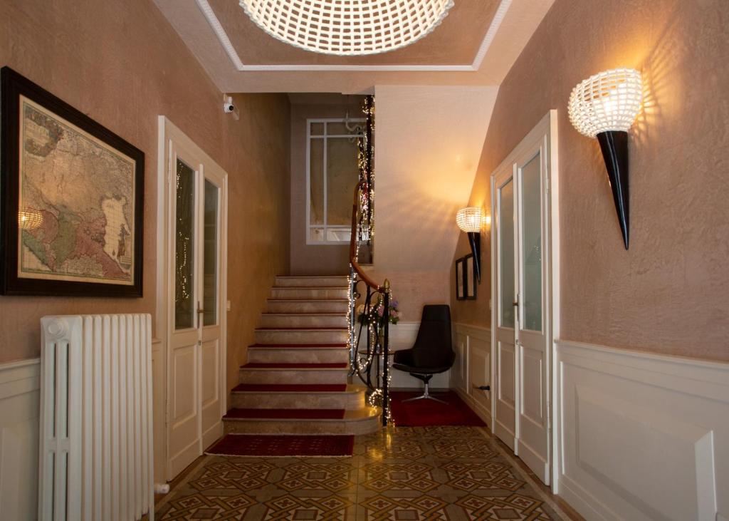 奇塔代拉La Casa di Loto Suite的走廊设有楼梯和吊灯