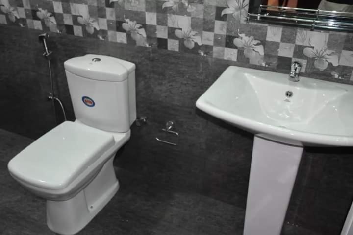 代尼耶耶Sinharaja Gingaga Homestay的浴室配有白色卫生间和盥洗盆。
