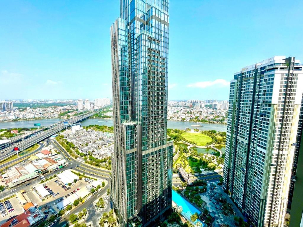 胡志明市Vinhome Central Park Apartment的城市高耸摩天大楼的顶部景观