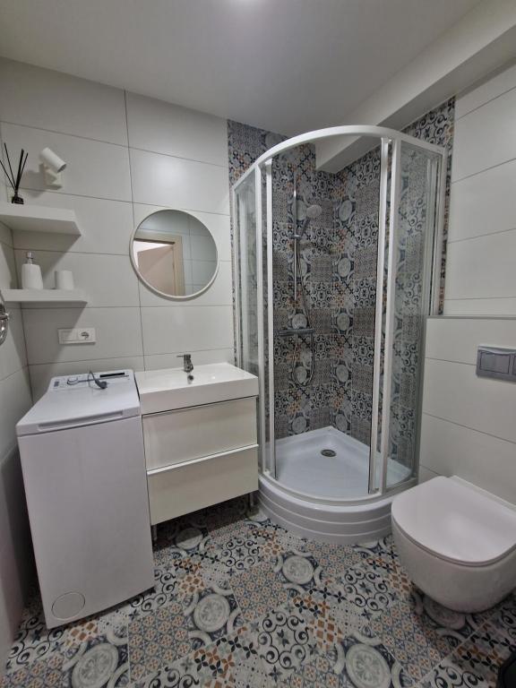 拉兹迪亚伊Apartments in Lazdijai的浴室配有卫生间、盥洗盆和淋浴。