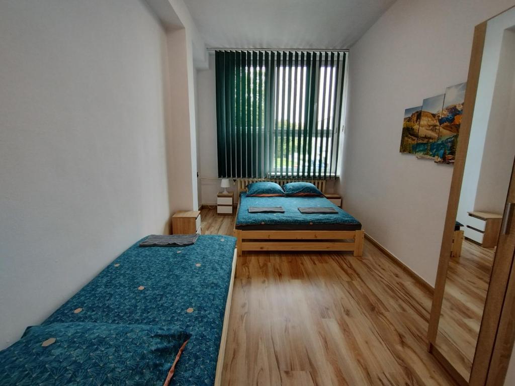 华沙VasylOk的一间设有两张床铺和窗户的房间