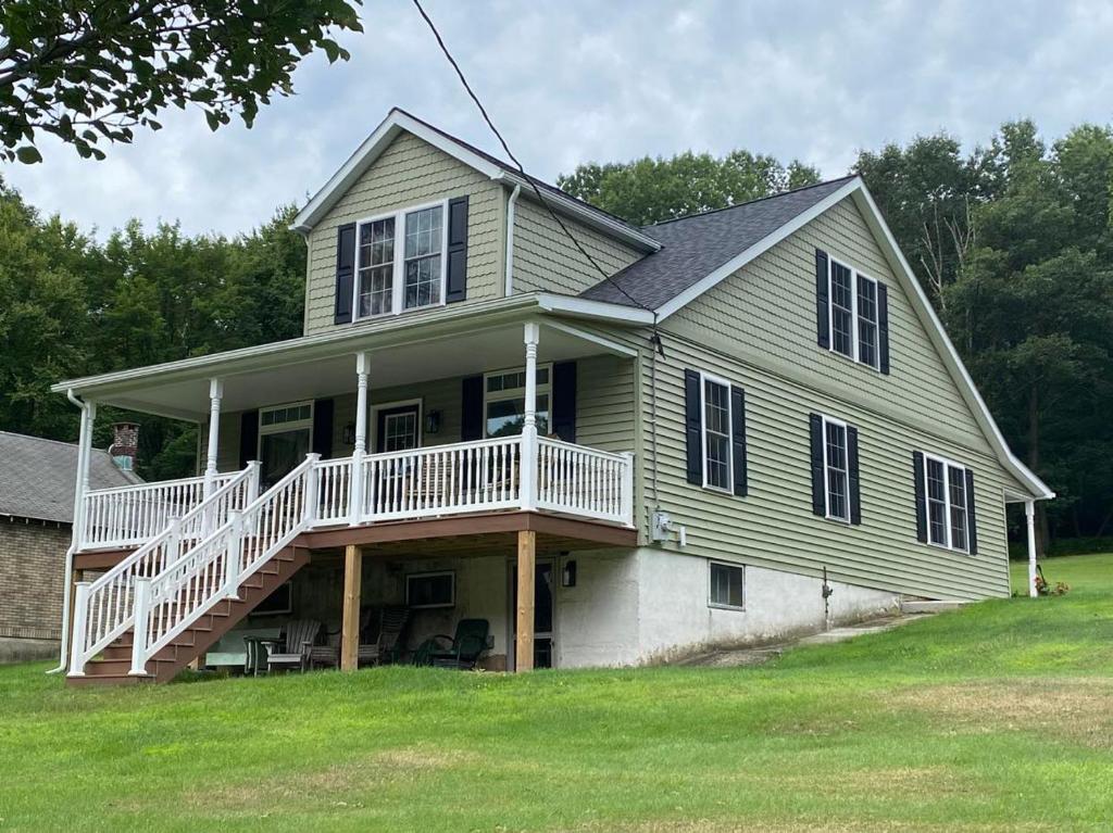 Historic Sears River Home (Main Level) on 10 Acres的大型房屋设有门廊和阳台